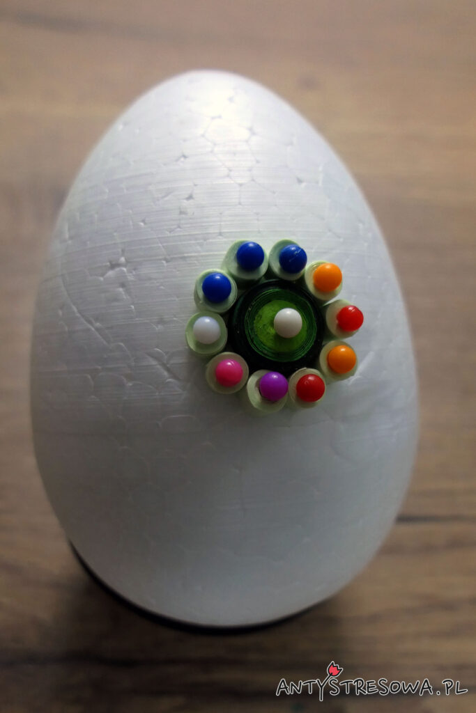 Początek tworzenia wielkanocnego jajka techniką Quillingu - kolorowe kółka