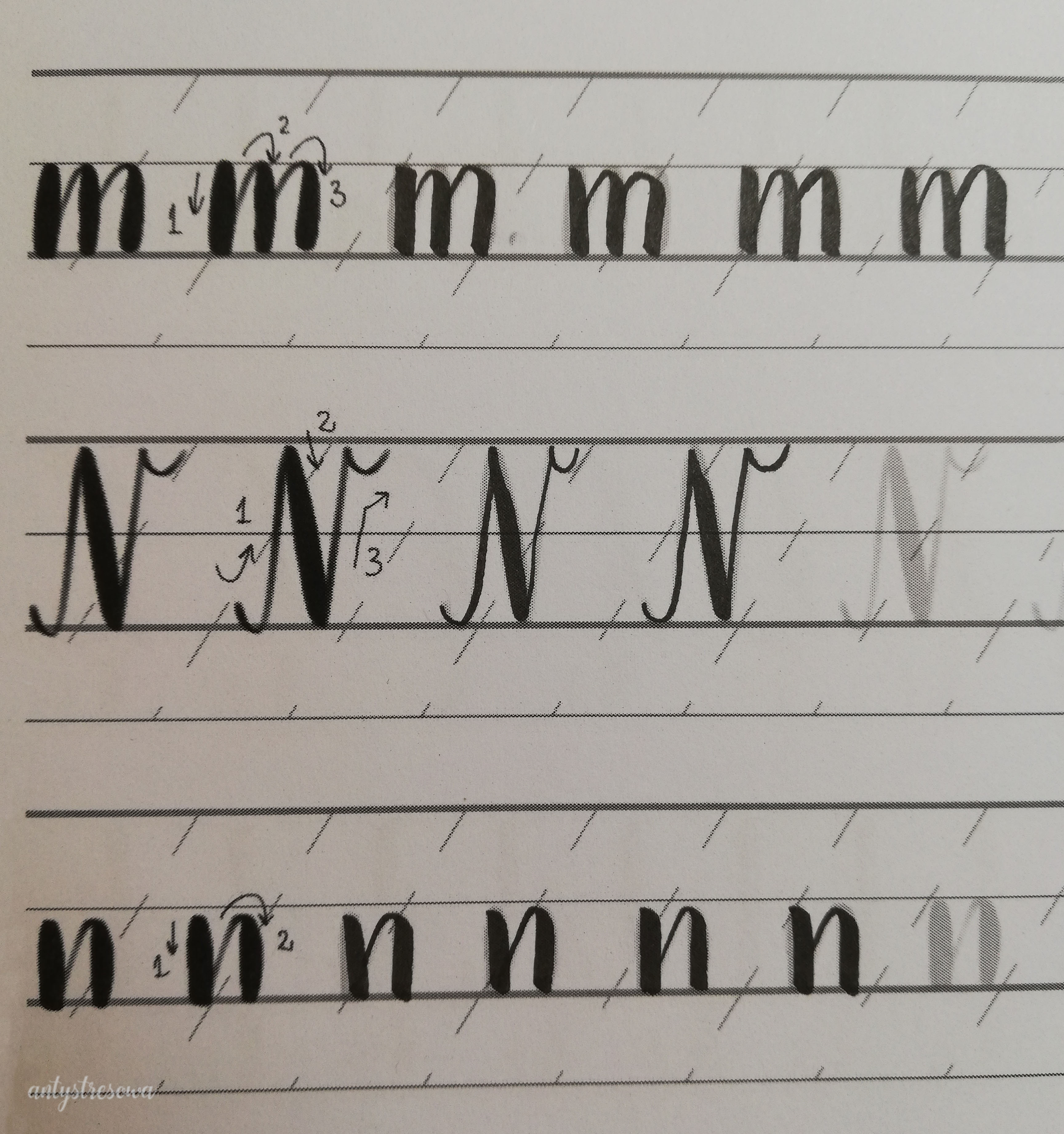 Ćwiczenie pisania dużych i małych liter w zeszycie do kaligrafii