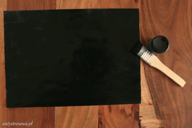Papier pokryty czarną farbą
