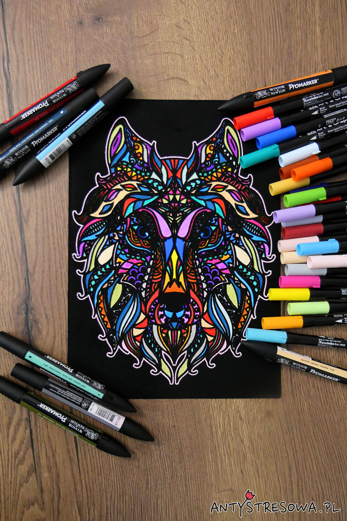 Welurowy wilk pomalowany Promarkerami i pisakami Art & Graphic Twin