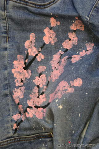 Malowanie różowych płatków na materiale