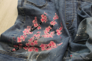 Spodnie w różowe kwiaty D.I.Y.