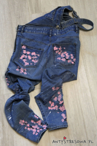 Malowanie jeansów farbami do tkanin -wzór kwiatu wiśni