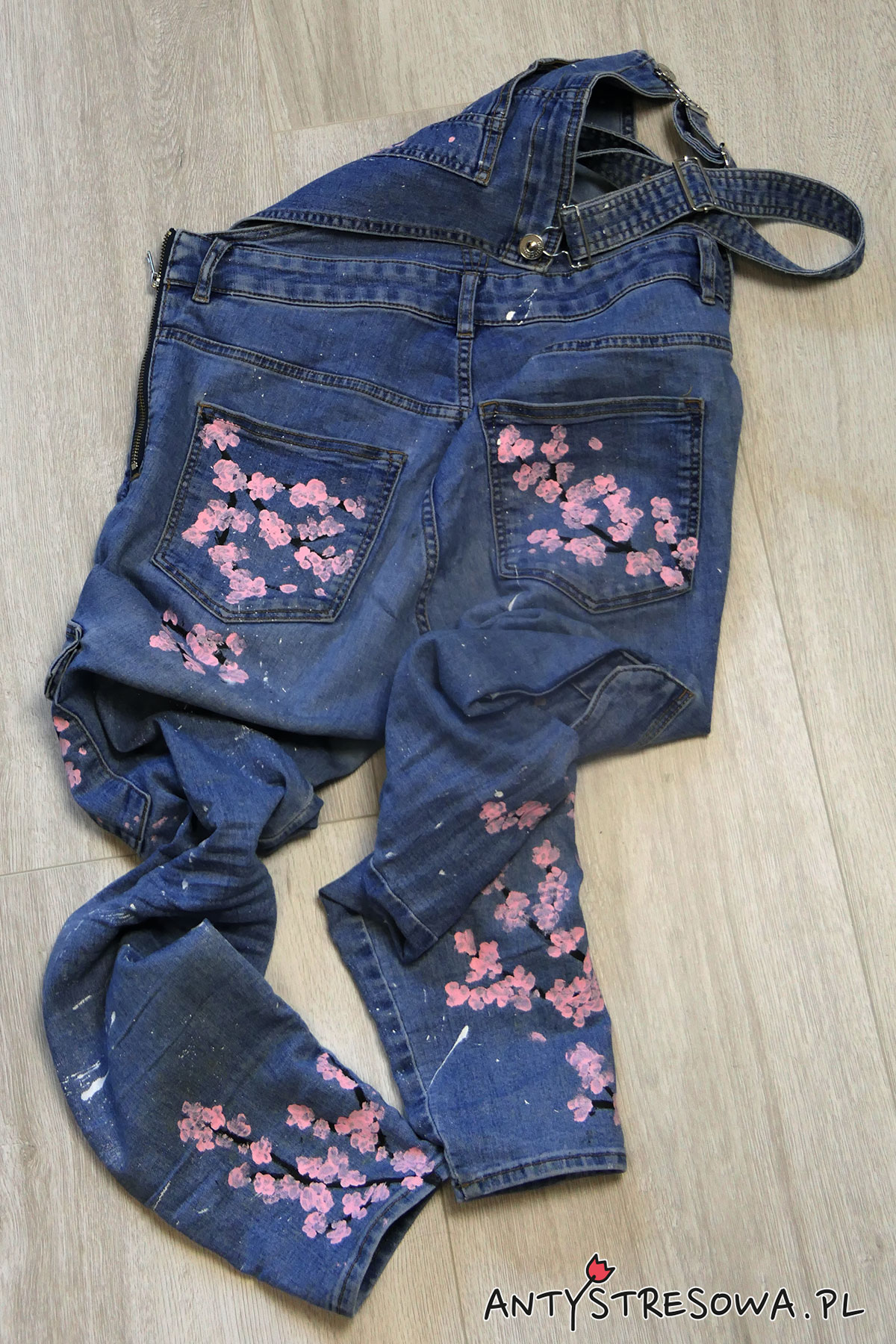 Malowanie jeansów farbami do tkanin -wzór kwiatu wiśni
