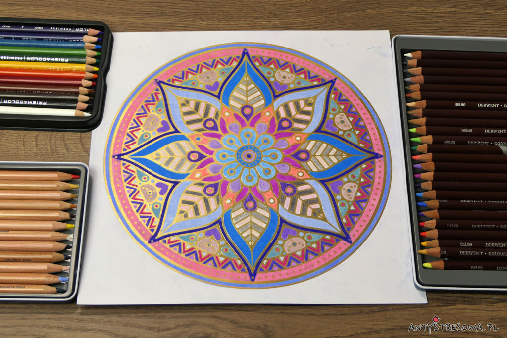 Mandala pokolorowana kredkami Derwent i Prismacolor